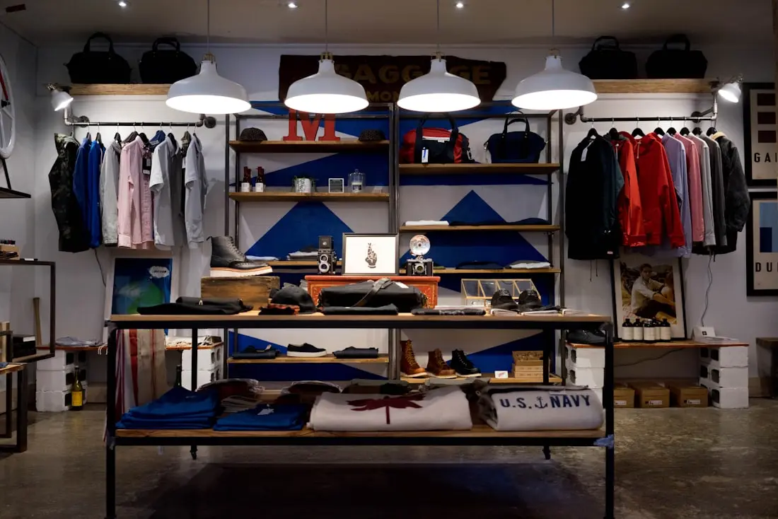 Commerçant dans sa boutique